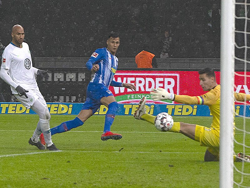 Knappe Kiste: VfL-Keeper Koen Casteels verhindert den Treffer von Davie Selke.