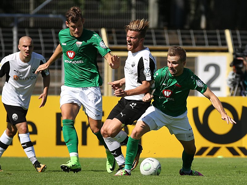 Schweinfurt tat Sandhausen weh: Hier wird H&#246;ler (m.) durch Wolf (l.) und Kracun gleich mit zwei Gegenspielern bearbeitet.