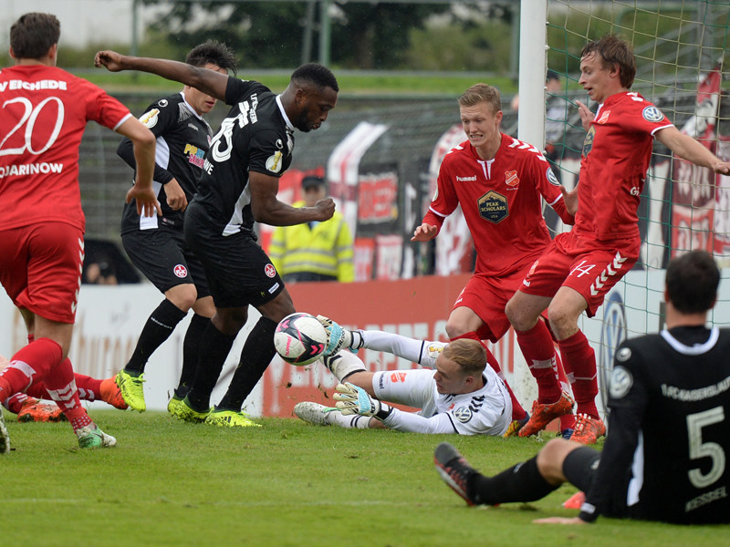 Reingestochert: Kaiserslauterns Osawe (3.v.l.) erzielt das 1:0 f&#252;r den FCK.