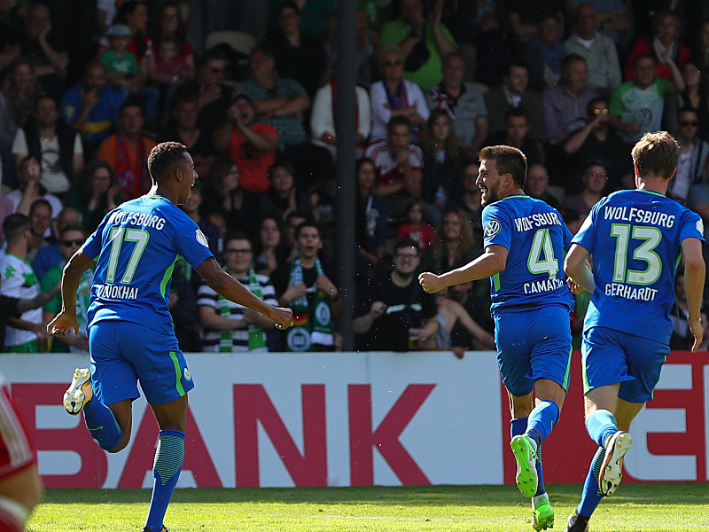 Goldenes Tor: Ignacio Camacho (m.) erzielte den 1:0-Siegtreffer f&#252;r den VfL Wolfsburg.