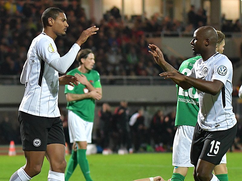 Abklatschen mit dem Vorbereiter: Torsch&#252;tze Sebastien Haller (li.) bedankt sich bei Jetro Willems.