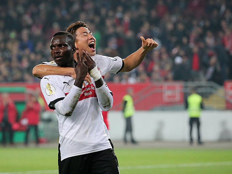 Chadrac Akolo (links, hier mit Takuma Asano) stieg in Lautern zum VfB-Matchwinner auf.