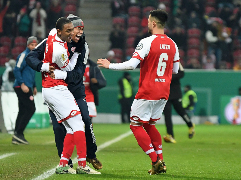 Er brachte den 1. FSV Mainz 05 ins Viertelfinale: Innenverteidiger Abdou Diallo (l.) l&#228;sst sich feiern.