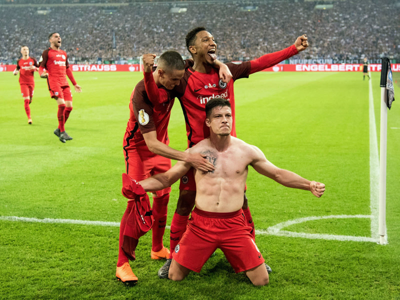 Mann des Abends: Luka Jovic (vorne) bescherte der Eintracht mit seinem Tor auf Schalke den Finaleinzug.