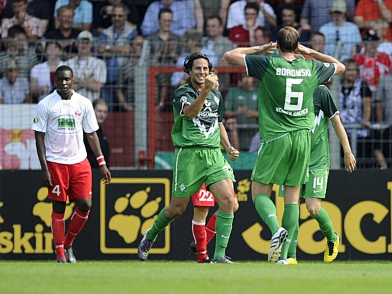Neue Saison - gewohntes Bild: Wo Claudio Pizarro vorspielt, sind Tore nicht weit. gegen Ahlen gelang dem Peruaner das 1:0 f&#252;r Werder.