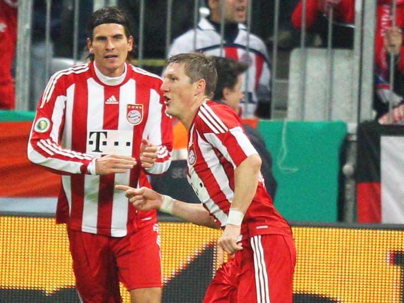 Doppelpack: Bayerns Bastian Schweinsteiger bejubelt den ersten seiner beiden Treffer mit Mario Gomez. 