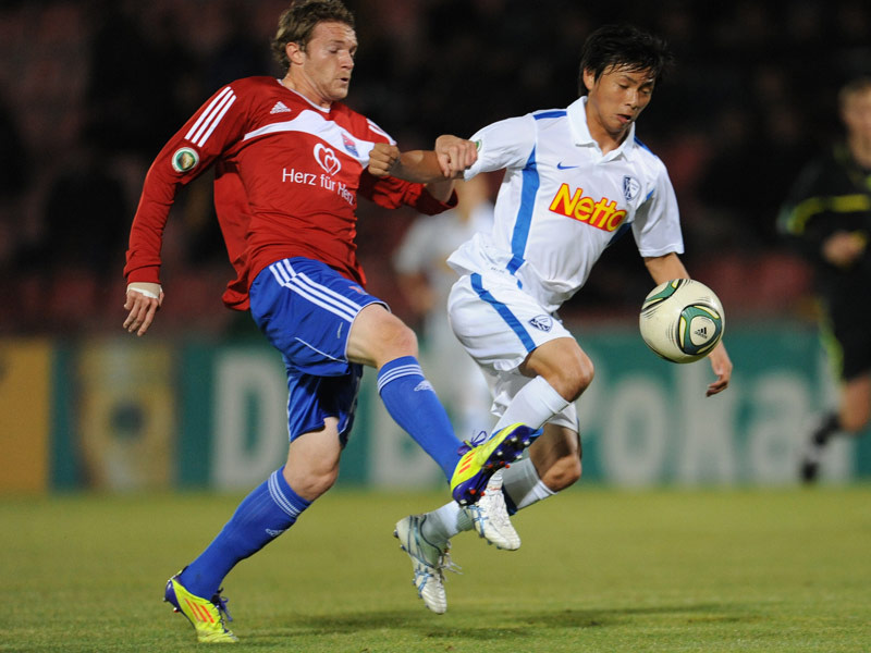 Gegen den VfL Bochum mit Takashi Inui (re.) zogen Yannic Thiel und seine Teamkollegen den K&#252;rzeren.