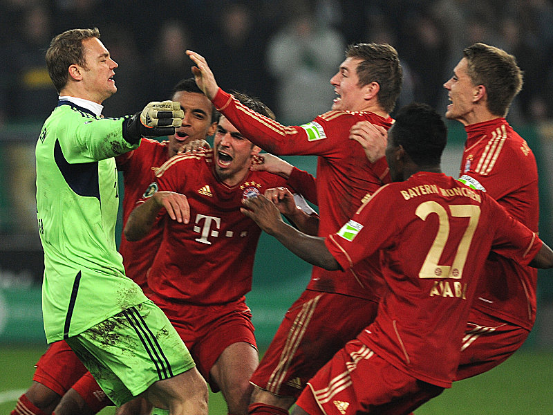 Jubelnde M&#252;nchner: Manuel Neuer (li.) und der FC Bayern stehen im Finale des DFB-Pokals.