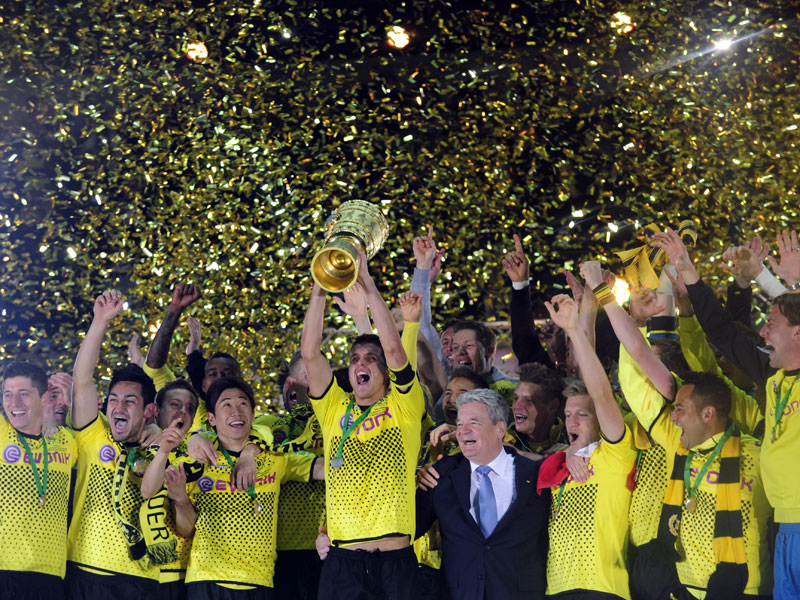Dortmunds Kapit&#228;n Sebastian Kehl stemmt den Pokal. Auch Bundespr&#228;sident Joachim Gauck freut sich mit den Siegern.