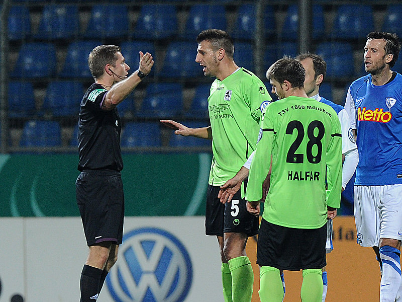 Referee Tobias Welz schickt Guillermo Vallori vom Platz. Drei Minuten nach dem Platzverweis des &quot;Sechzgers&quot; folgte Bochums erster Treffer.   