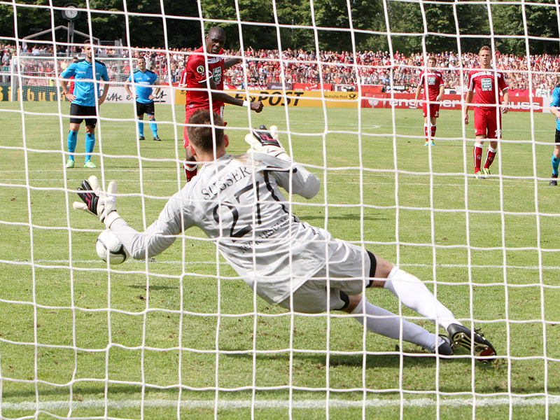 Kaiserslauterns Mahamadou Idrissou verwandelt seinen Elfmeter zum 1:0 gegen Neckarsulms Torwart Marcel Susser.
