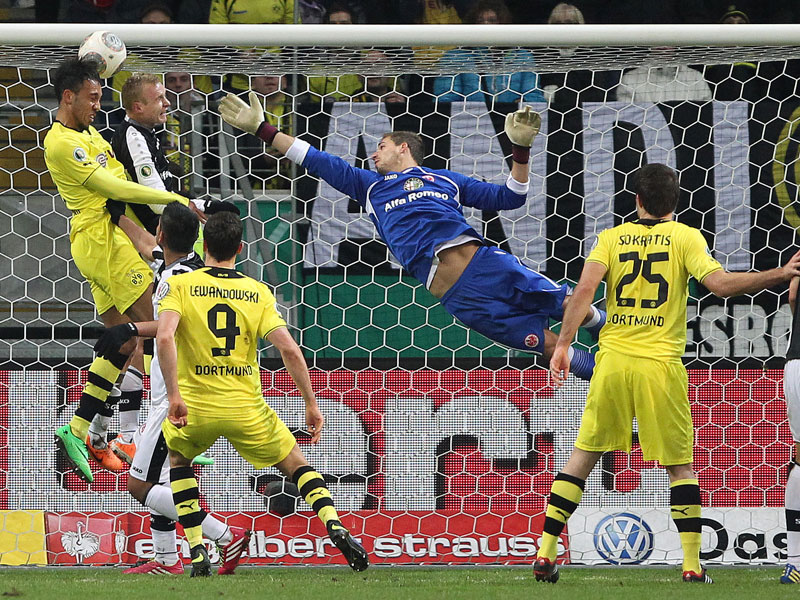 Packende Szene aus dem ersten Durchgang: Kevin Trapp fliegt, Pierre-Emerick Aubameyang und Sebastian Rode im Luftduell.