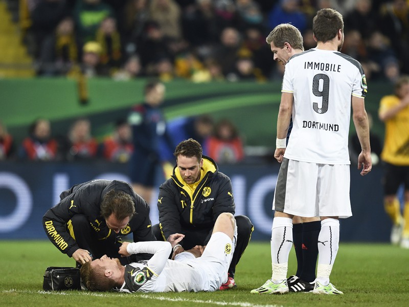 Schock f&#252;r den BVB: Marco Reus (am Boden liegend) muss mit Knieschmerzen fr&#252;h ausgewechselt werden.