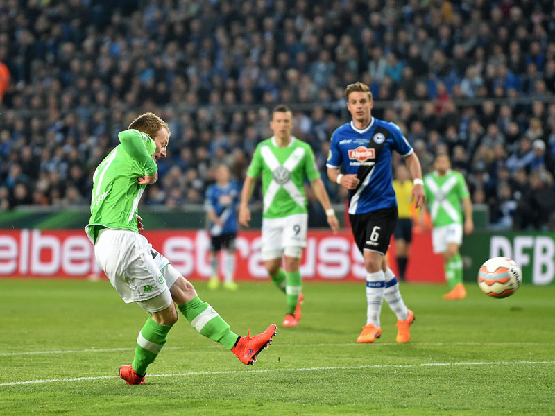 Die Wolfsburger F&#252;hrung: Maximilian Arnold schlenzt den Ball in den Torwinkel.