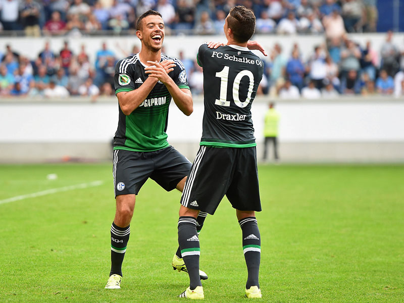 T&#228;nzchen nach der Torpremiere: Schalke-Angreifer Franco di Santo feiert mit Julian Draxler.