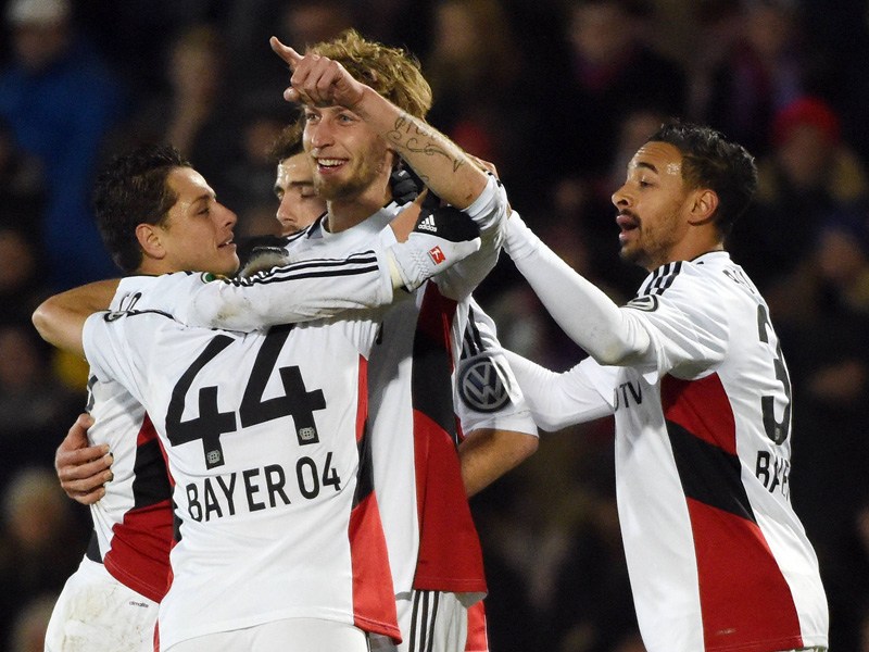 Chicharito (li.), Kampl (2.v.l.) und Bellarabi (re.) bejubeln Kie&#223;lings (2.v.r.) Treffer zum 2:1.