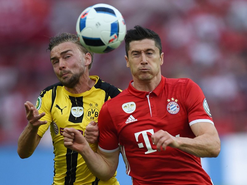 Eng am Mann: Dortmunds Marcel Schmelzer (l.) gegen Bayerns Robert Lewandowski (r.).