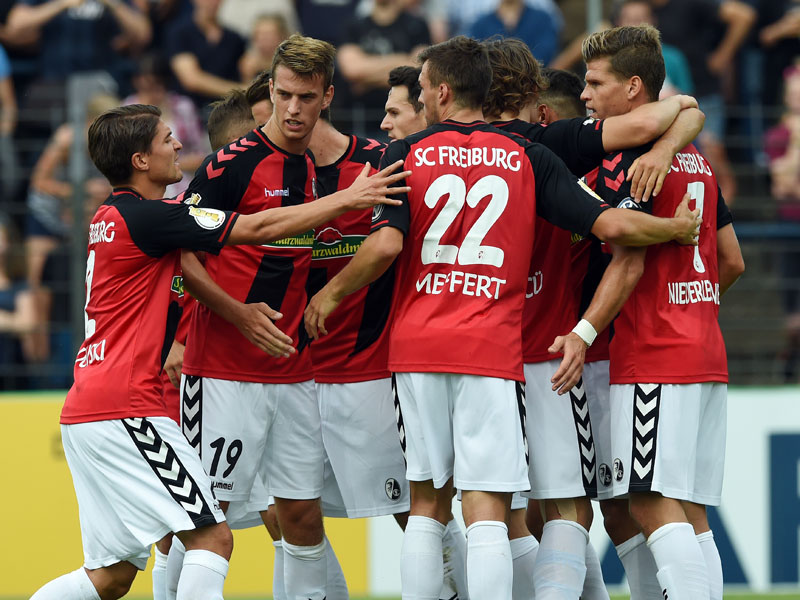 Die Freiburger bejubeln ihren ersten Treffer gegen Babelsberg.
