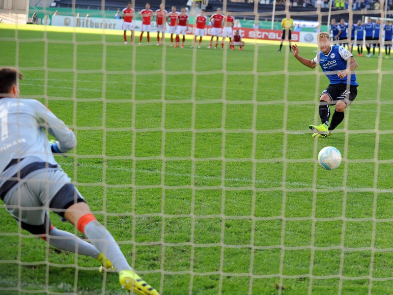 Brachte die Arminia mit seinem verwandelten Elfmeter eine Runde weiter: Bielefelds Christoph Hemlein.