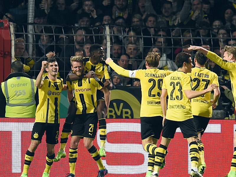 Dortmund bejubelt das 2:0 durch Sch&#252;rrle (2.v.l.).