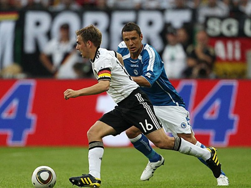H&#228;lt die gr&#246;&#223;ten St&#252;cke auf den jetzigen WM-Kader des DFB: Philipp Lahm auf dem Vormarsch gegen Bosnien.