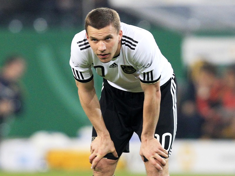 Kn&#246;chelblessur: Lukas Podolski fehlte beim ersten Mannschaftstraining vor dem Uruguay-Spiel. 