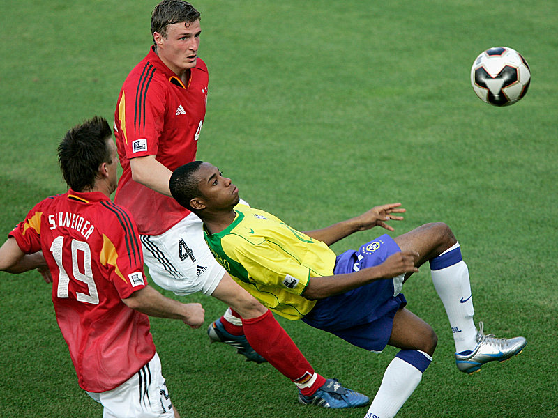 Letzter Vergleich, 25. Juni 2005, Confed-Cup-Halbfinale in N&#252;rnberg: Deutschland mit Schneider und Huth (Mi.) unterliegt Brasilien mit Robinho 2:3.