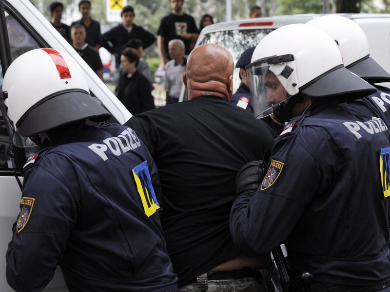 Alle H&#228;nde voll zu tun: Die Wiener Polizei leistete Schwerstarbeit im Kampf gegen deutsche Hooligans. 