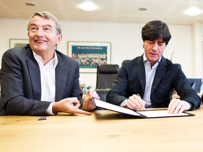 Autogramm: Bundestrainer Joachim L&#246;w (re.) unterschrieb im Beisein von DFB-Pr&#228;sident Wolfgang Niersbach den neuen Vertrag.