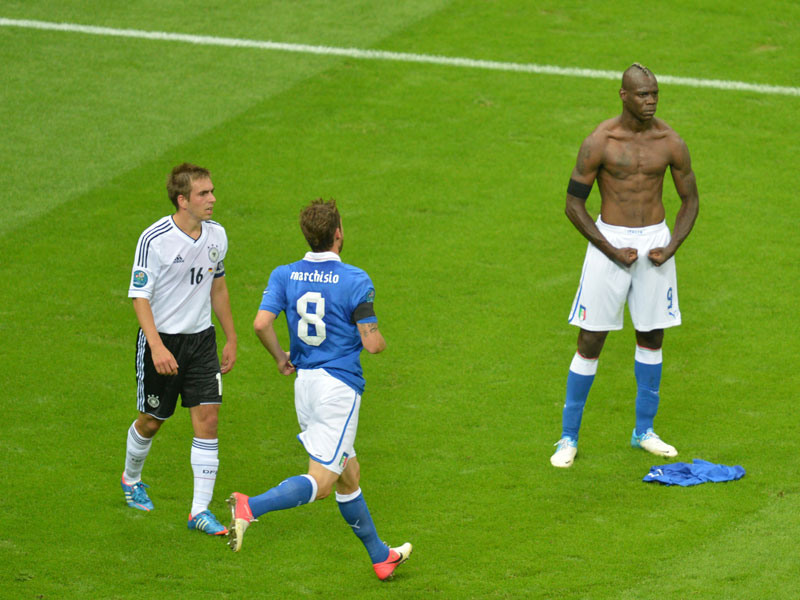 DFB-Schreck: Mario Balotelli nach seinem zweiten Tor im EM-Halbfinale 2012. Momentan sucht er aber nach seiner Form.