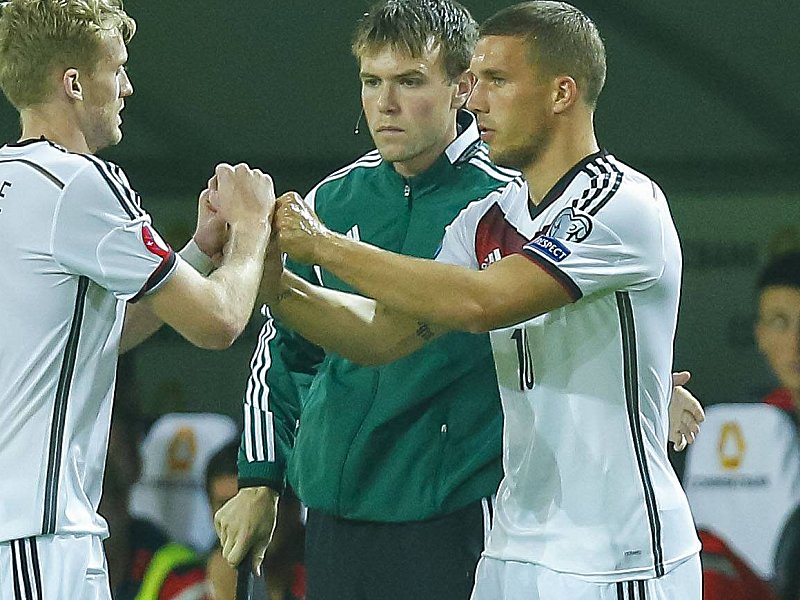 Musste gegen Schottland lange auf seinen Einsatz warten: Lukas Podolski (re.).