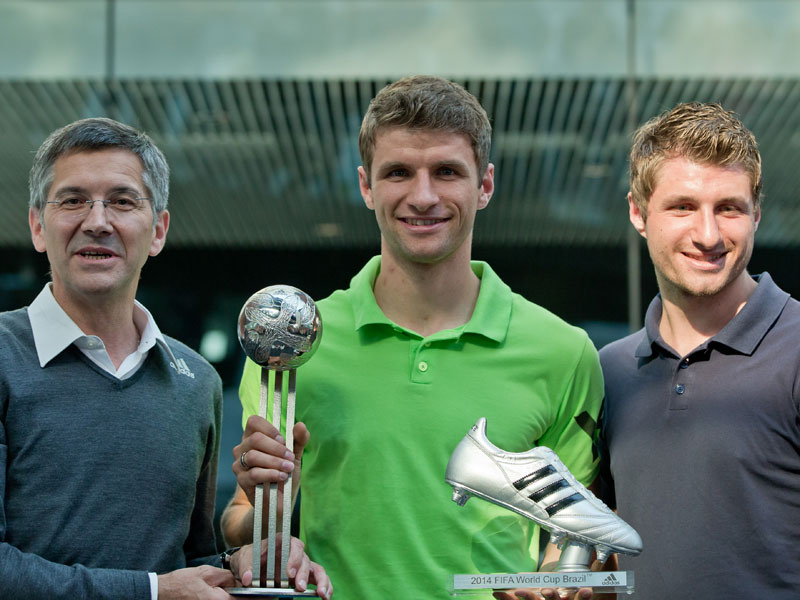 Ausgezeichnet: Adidas-Vorstandsvorsitzender Herbert Hainer mit Thomas M&#252;ller und dessen Bruder Simon.