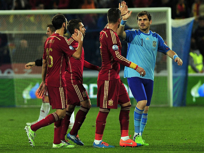 High five: Spaniens Torwart Iker Casillas klatscht mit seinen &quot;Roja&quot;-Kollegen ab.