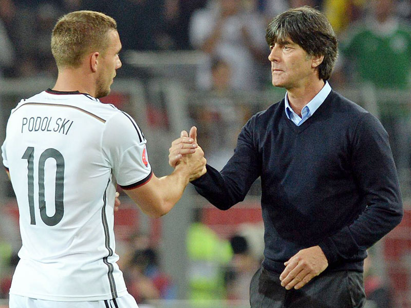 Trotz Formkrise dabei: Bundestrainer Joachim L&#246;w h&#228;lt zu Weltmeister Lukas Podolski.