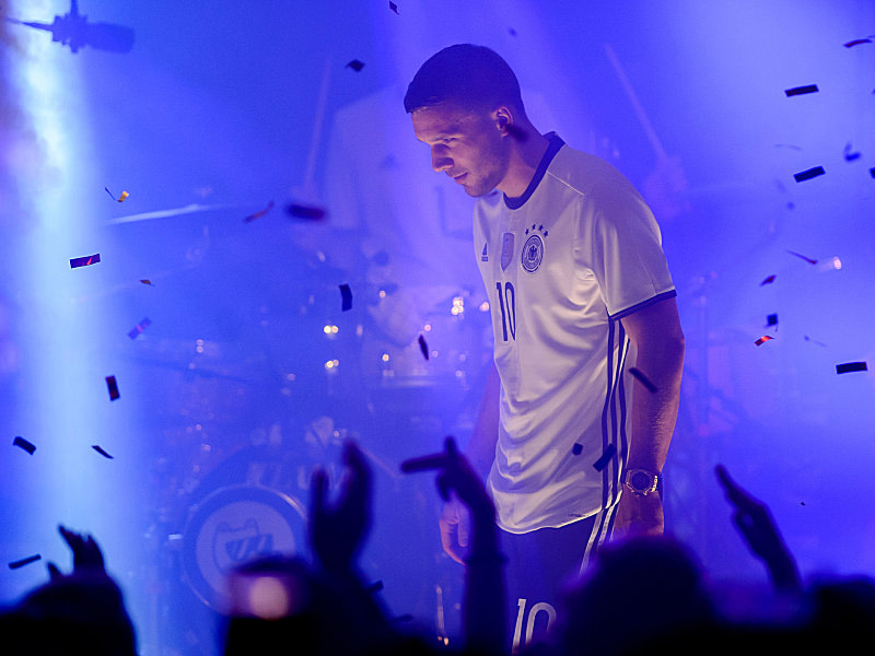 Hatte sichtlich Spa&#223; bei der Vorstellung des neuen DFB-Trikots: Lukas Podolski.