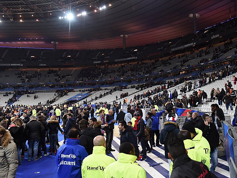 Schreckliche Nachrichten aus Paris &#252;berschatten das L&#228;nderspiel. Nach einer Panik nach dem Spiel sammelten sich Zuschauer im Innenraum.