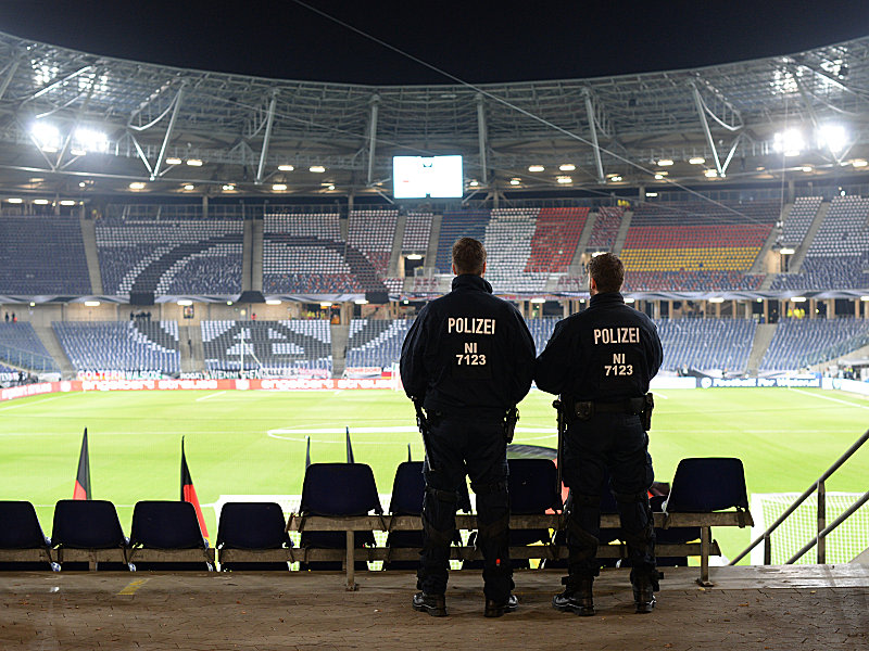 Beobachter: Zwei Polizisten in der leeren HDI-Arena.