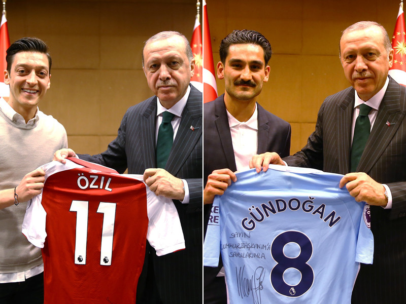 Trikot-&#220;bergabe: Mesut &#214;zil und Ilkay G&#252;ndogan mit Recep Tayyip Erdogan in London.