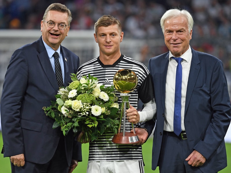 Toni Kroos wurde von kicker-Herausgeber Rainer Holzschuh (re.) und DFB-Pr&#228;sident Reinhard Grindel zu Deutschlands Fu&#223;baller des Jahres 2018 geehrt.