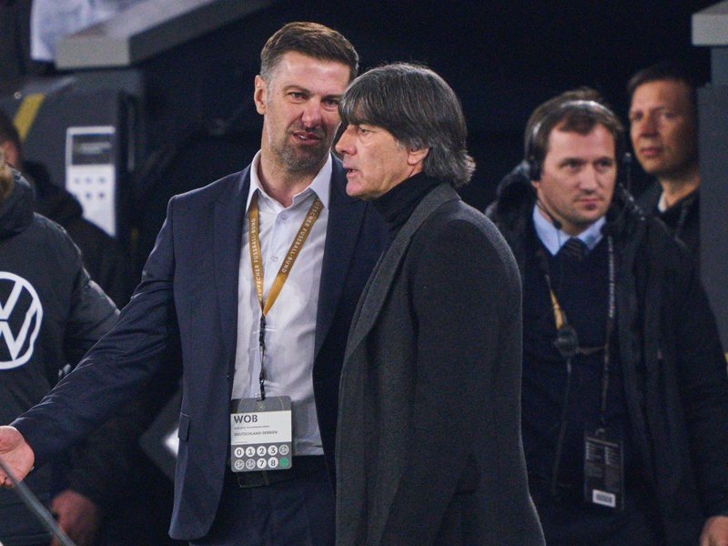 Hatten etwas zu besprechen: Serbiens Coach Mladen Krstajic (li.) und Bundestrainer Joachim L&#246;w.