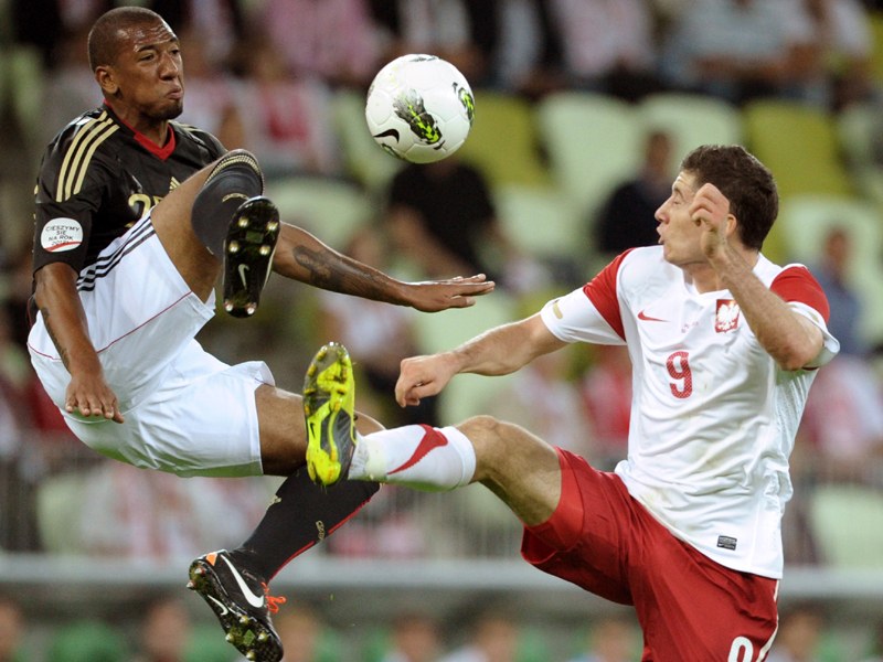 Hoch das Bein: Jerome Boateng gegen Polens Torsch&#252;tze Robert Lewandowski.