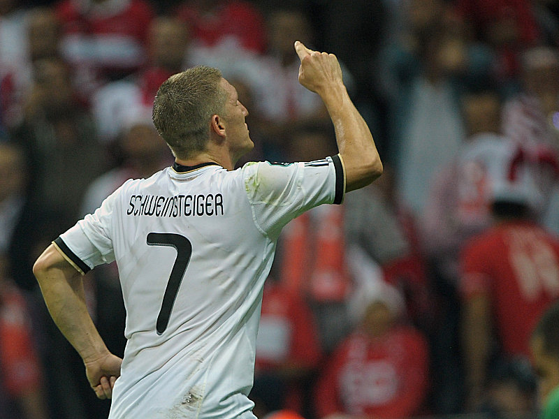 Sein Treffer machte in der Schlussphase alles klar: Bastian Schweinsteiger bejubelt am Bosporus das 3:1 f&#252;r Deutschland. 