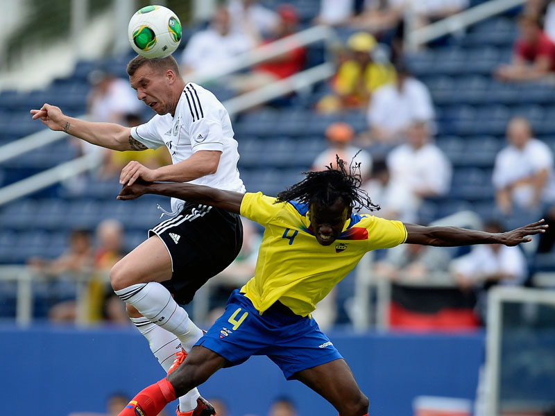 &#220;berlegen, wie hier Doppel-Torsch&#252;tze Lukas Podolski im Luftduell gegen Juan Carlos Paredes, zeigte sich die DFB-Auswahl gegen Ecuador.