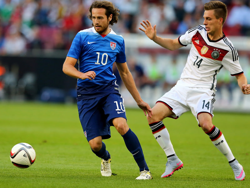Debütant Patrick Herrmann (r.) gegen US-Torschütze Mikkel Diskerud.