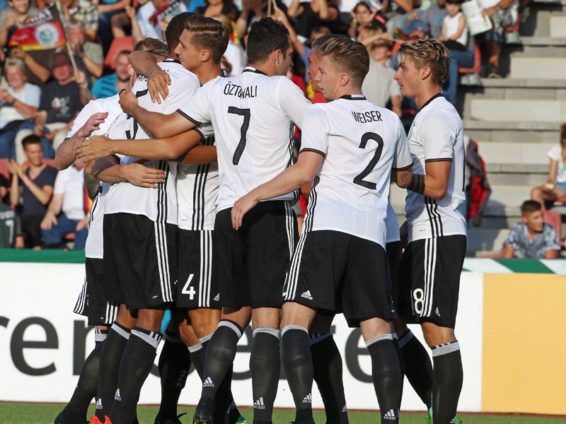 Die deutsche Mannschaft jubelt &#252;ber das 1:0 durch Grischa Pr&#246;mel. 