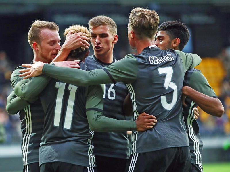 Die deutsche Mannschaft jubelt &#252;ber den Treffer zum 1:0. 