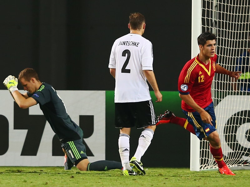 Der Moment der Entscheidung: Spaniens Alvaro Morata (re.) trifft zum 1:0, Deutschlands Bernd Leno (li.) und Tony Jantschke k&#246;nnen es nicht fassen.