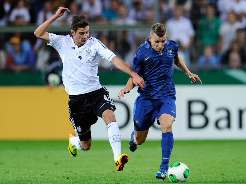 Der J&#252;ngste macht Wirbel: U-21-Deb&#252;tant Leon Goretzka (li.), hier gegen Lucas Digne, war ein Aktivposten gegen Frankreich.