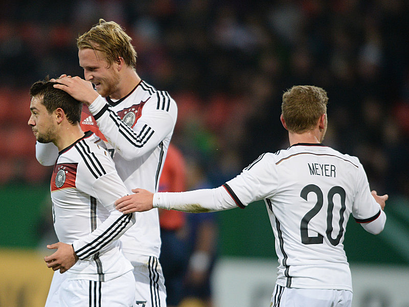 Torsch&#252;tze Amin Younes, Philipp Hofmann und Max Meyer (v.li.) nach dem 1:0.