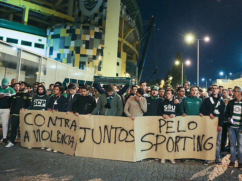 Sporting-Fans solidarisieren sich mit ihrem Verein und demonstrieren gegen das gewaltsame Vorgehen einer Ultra-Gruppierung.